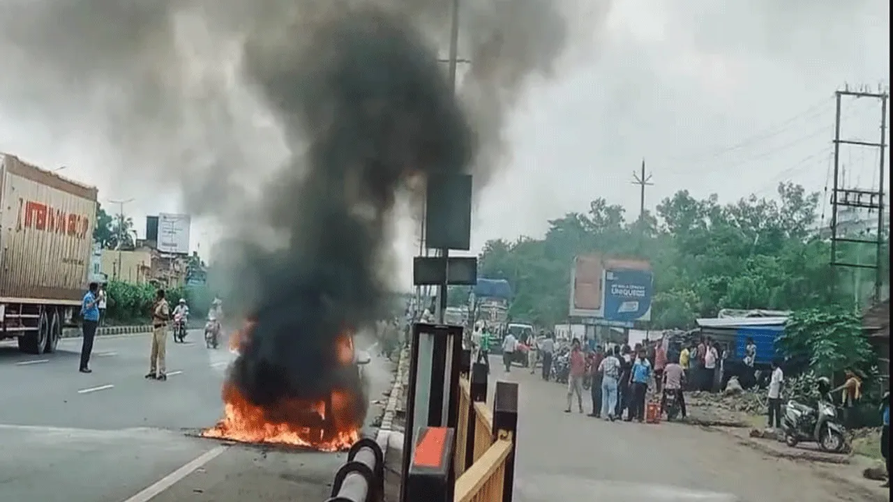 জাতীয় সড়কে দাউ দাউ করে জ্বলে উঠল চার চাকা গাড়ি