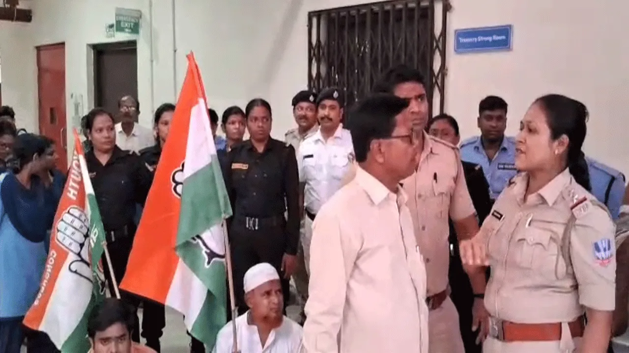 শহরে কংগ্রেসের প্রতিবাদ বিক্ষোভ ঘিরে ধুন্ধুমার দুর্গাপুরে