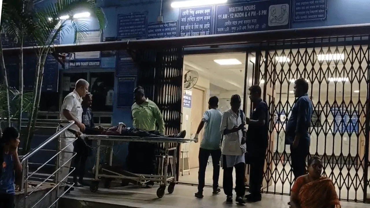 দুর্গাপুর ইস্পাত কারখানার হাসপাতালে কাজ বন্ধ করে বিক্ষোভ অস্থায়ী কর্মীদের