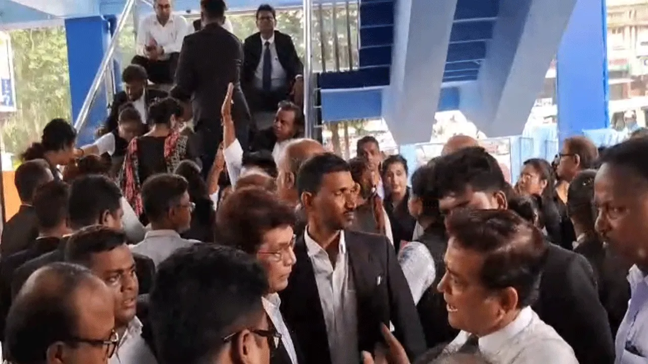 আসানসোল দুর্গাপুর উন্নয়ন নিগম ভবন ঘেরাও করলেন আইনজীবীরা
