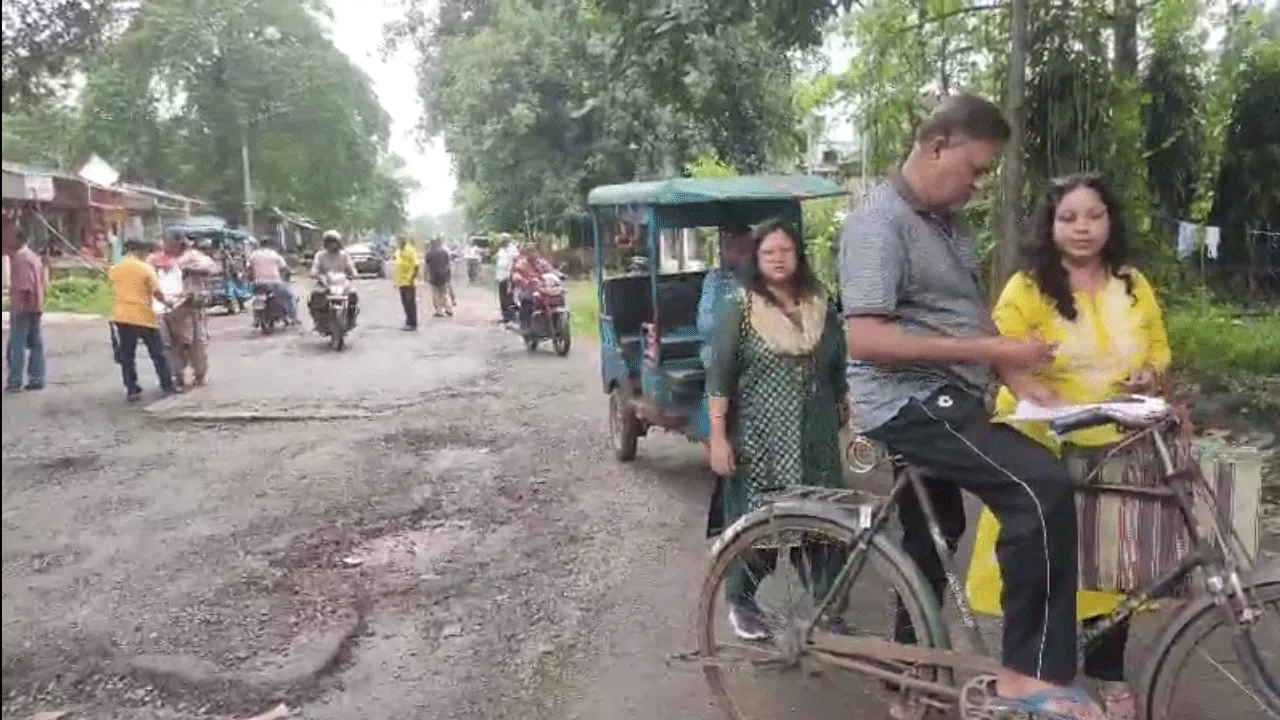 ইস্পাত নগরীর বেহাল রাস্তা নিয়ে ক্ষোভ, পথে নামল তৃণমূল