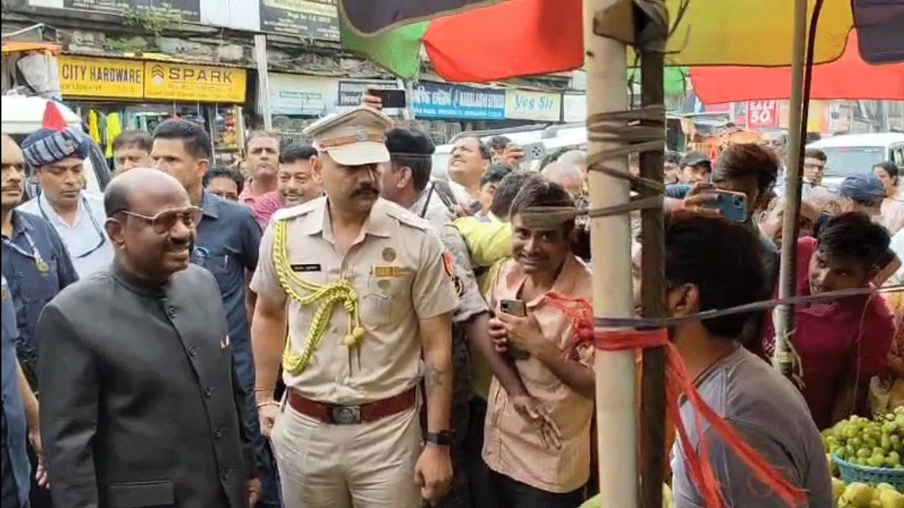 দুর্গাপুরের বেনাচিতি বাজারে বাজার করলেন রাজ্যপাল