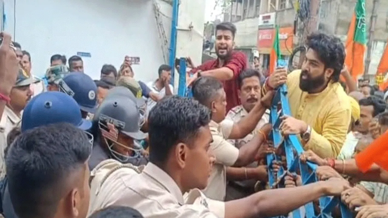 পুলিশি নিষ্ক্রিয়তার প্রতিবাদে বিজেপির থানা ঘেরাও