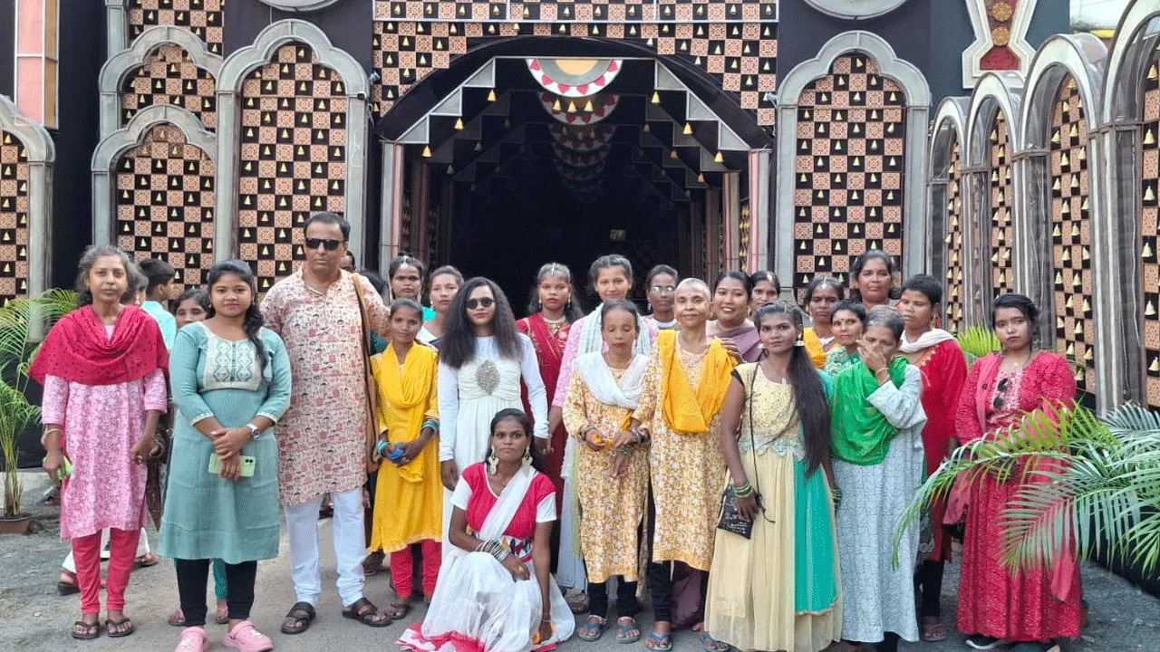 প্যান্ডেলে প্যান্ডেলে ঠাকুর দেখা, খাওয়া-দাওয়া, অনাবিল আনন্দে হোমের আবাসিকরা