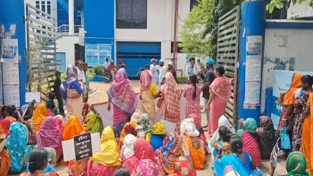 পুলিশের বিরুদ্ধে জেলাশাসককে নালিশ, বিক্ষোভ এলাকার বাসিন্দাদের