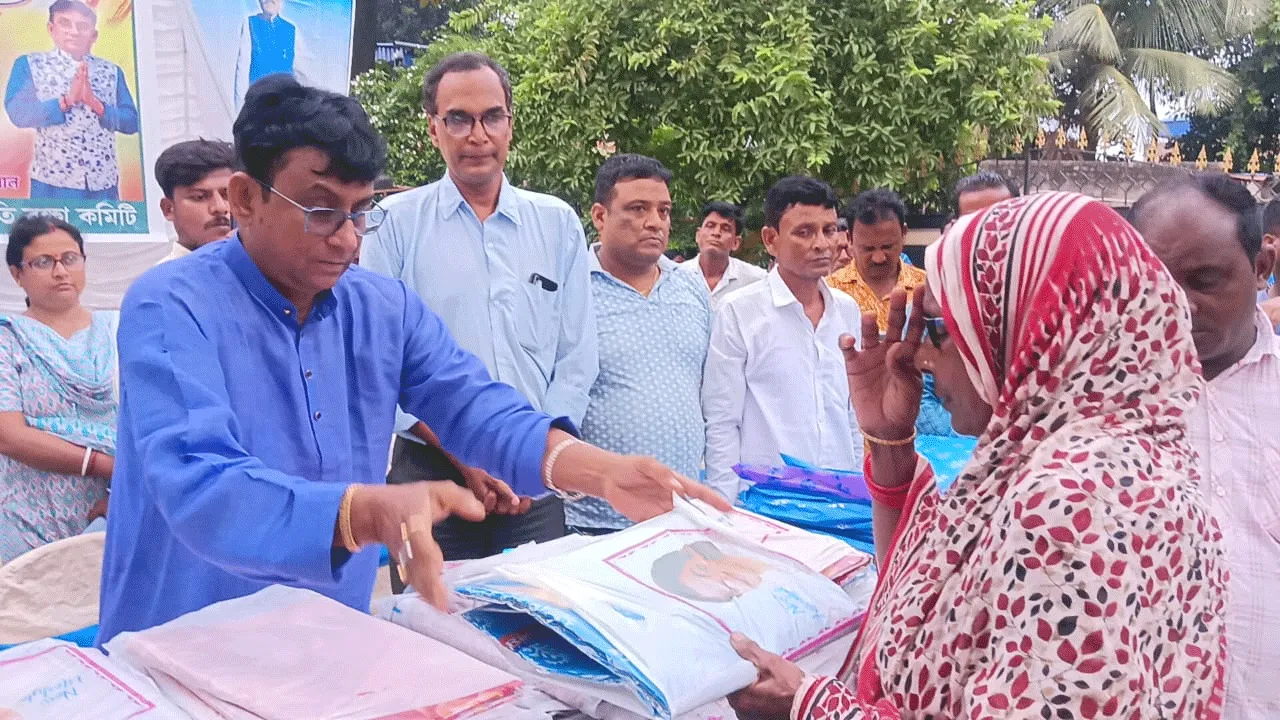 প্রয়াত অঞ্চল সভাপতির স্মৃতিতে উপহার হিসাবে তুলে দেওয়া হলো নতুন বস্ত্র
