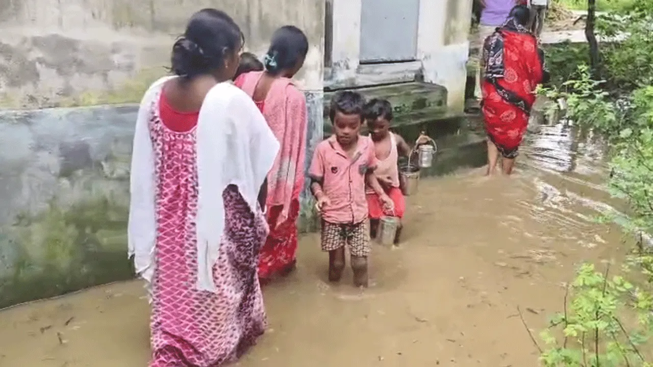 জলমগ্ন আইসিডিএস কেন্দ্র, হাঁটু জলে চরম দুর্ভোগ প্রসূতি মা ও শিশুদের
