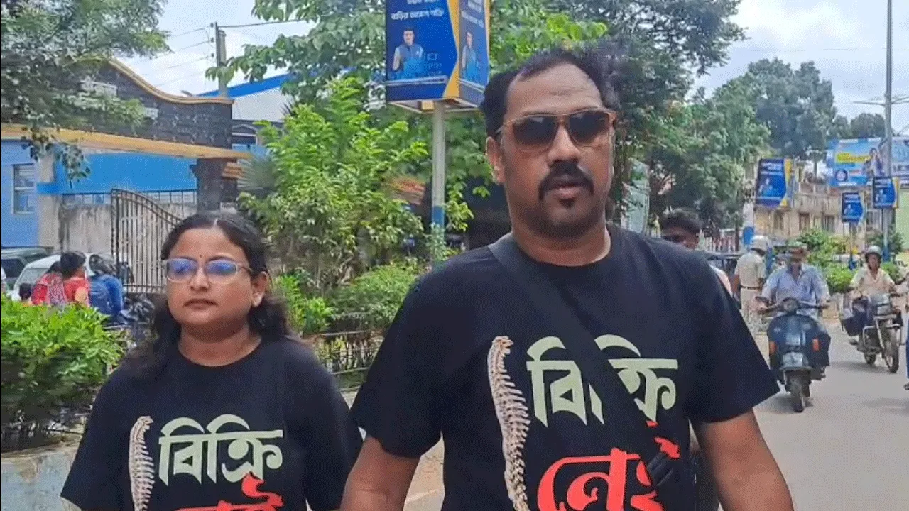 ‘শিরদাঁড়া বিক্রি নেই’ লেখা টি শার্ট পরে পরীক্ষাকেন্দ্রে প্রতিবাদ চাকরিহারা পরীক্ষার্থীর