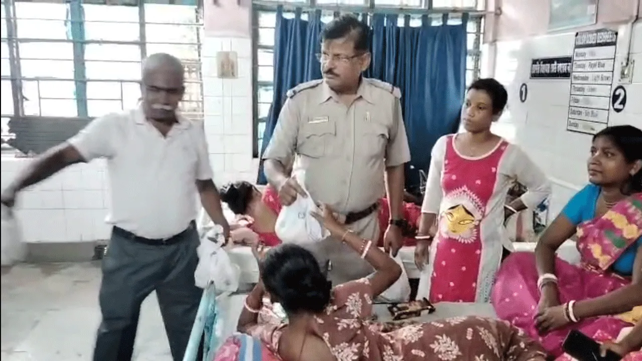 মহালয়ার পুণ্য লগ্নে মহকুমা হাসপাতালের রোগীদের ফল বিতরণ