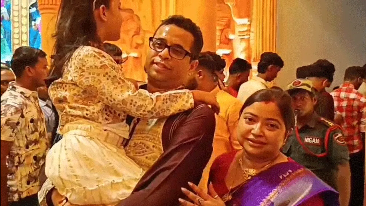 দুর্গাপুরে সপরিবারে ঠাকুর দেখতে হাজির বিষ্ণুপুরের সাংসদ, বিতর্ক