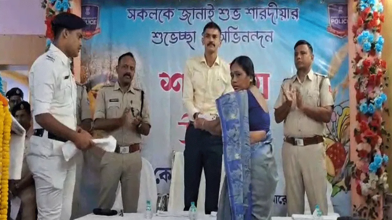 কোকওভেন থানার ‘ফিরে পাওয়া’ অনুষ্ঠানে বস্ত্রদান