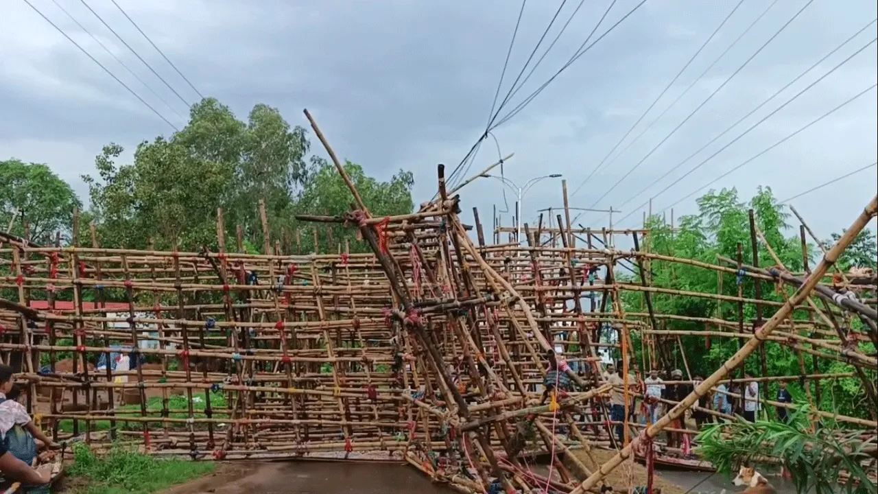 বৃষ্টি ও ঝোড়ো হাওয়ায় ভেঙে পড়ল দুর্গাপুজোর লাইটের গেট