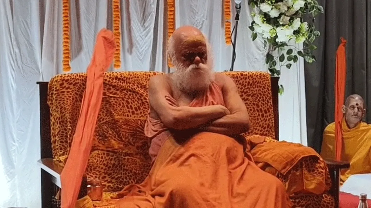 এনআইটি দুর্গাপুরে ধর্মীয় সভায় যোগ দিয়ে নানা বিষয়ে বক্তব্য রাখলেন পুরীর শঙ্করাচার্য