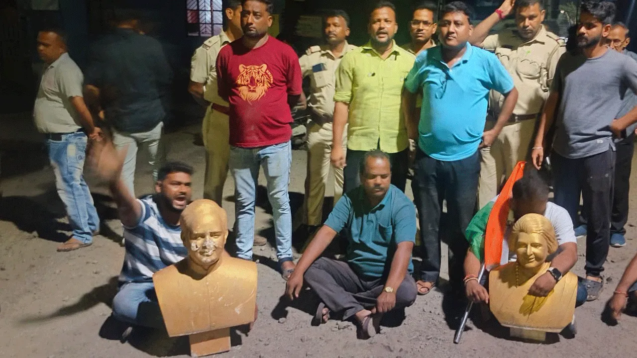 ইন্দিরা গান্ধী ও রাজীব গান্ধীর মূর্তি ভাঙ্গার চেষ্টার অভিযোগ, বিক্ষোভ