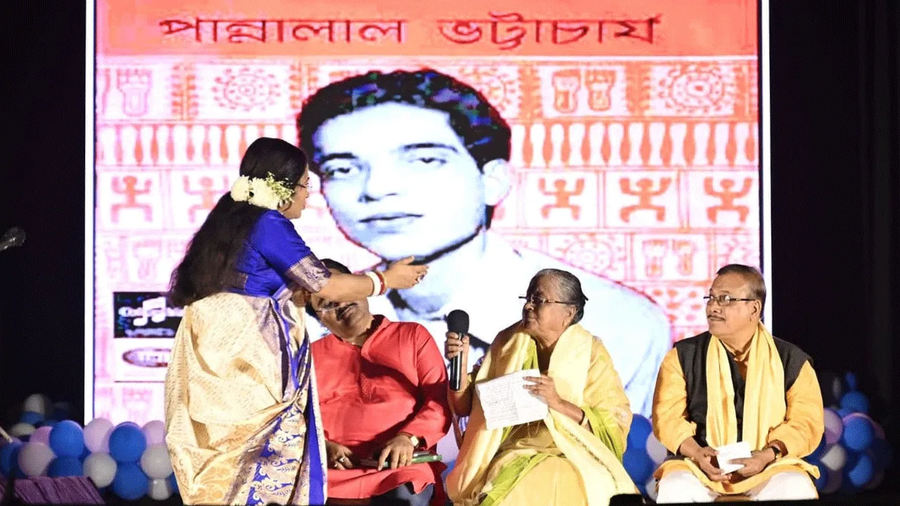 মা দুর্গার প্রতিমার সামনে গান গাইলেন পান্নালাল ভট্টাচার্য