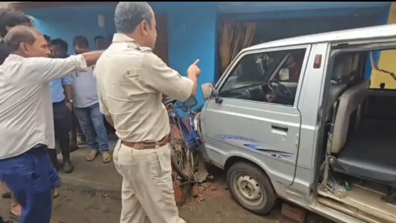 চালকের নেই লাইসেন্স, পুলকারের ধাক্কা দোকানে, পড়ুয়া নাথাকায় বড় দুর্ঘটনা থেকে রক্ষা