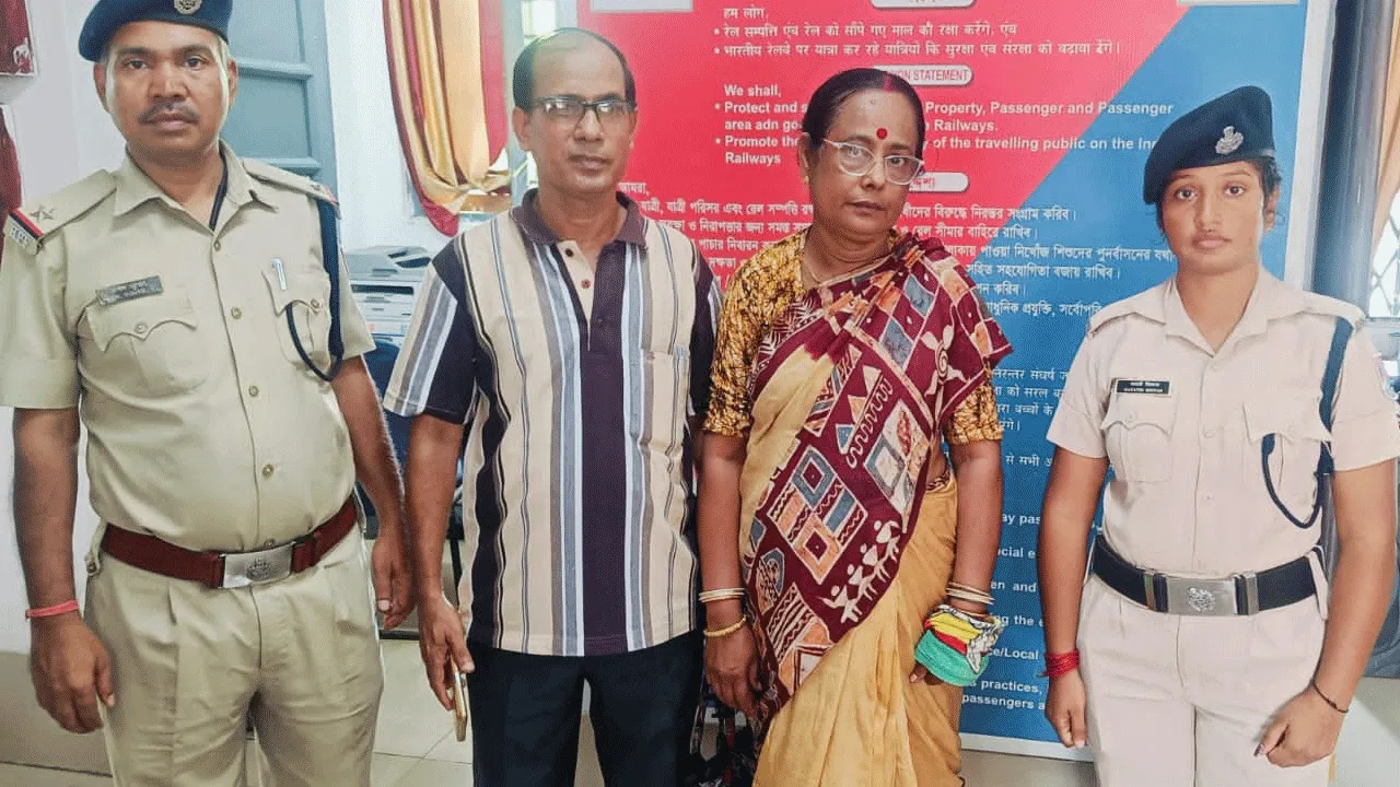 রেল পুলিশের তৎপরতায় অল্পের জন্য প্রাণে বাঁচলেন মহিলা যাত্রী