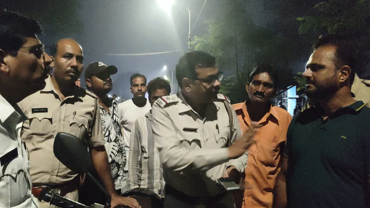 নিষিদ্ধ পল্লীতে মাদক বিক্রি করতে গিয়ে হাতেনাতে ধরা পড়ল ব্যক্তি