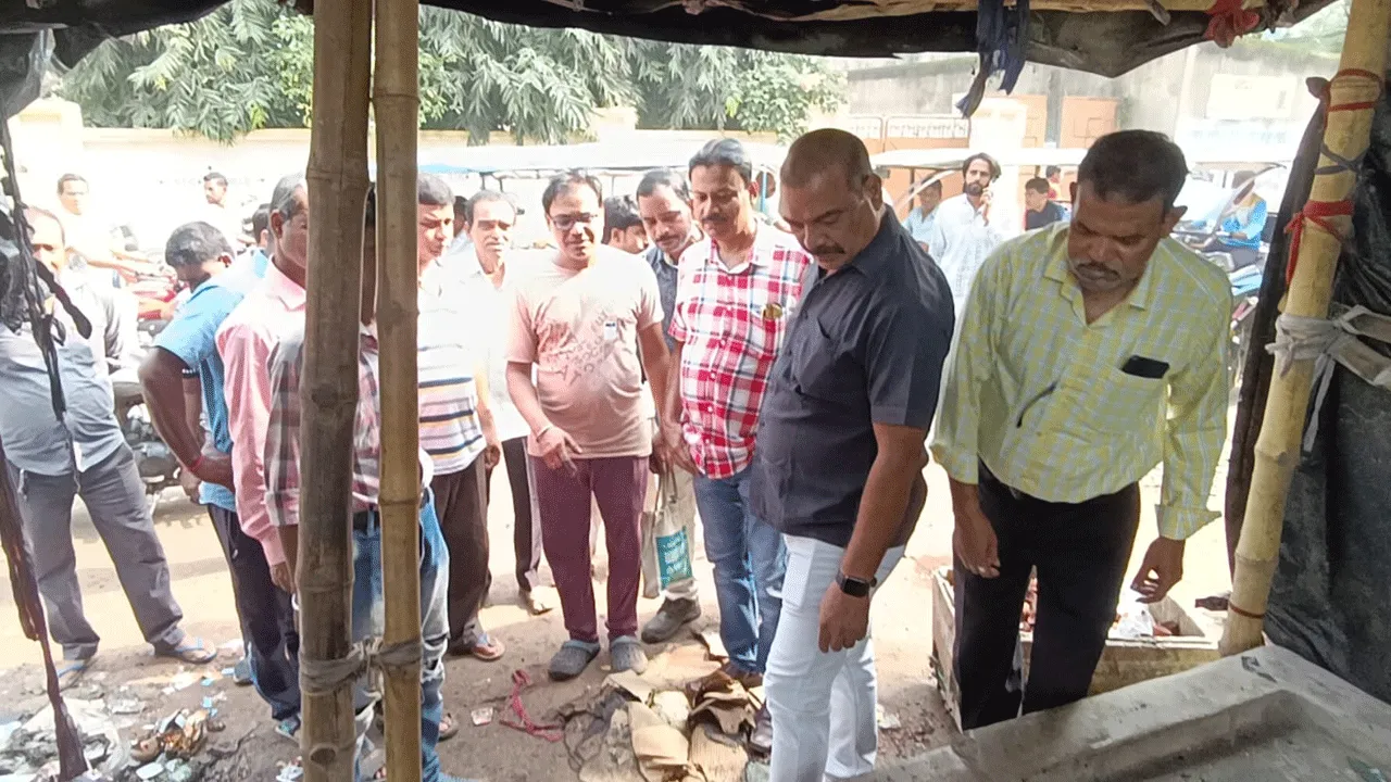 মদ্যপ দুষ্কৃতীদের তাণ্ডবে পুড়ে ছাই দোকান