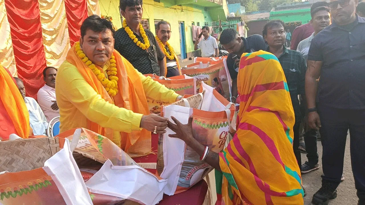 অসহায় ছট পূণ্যার্থীদের পাশে সমাজসেবী
