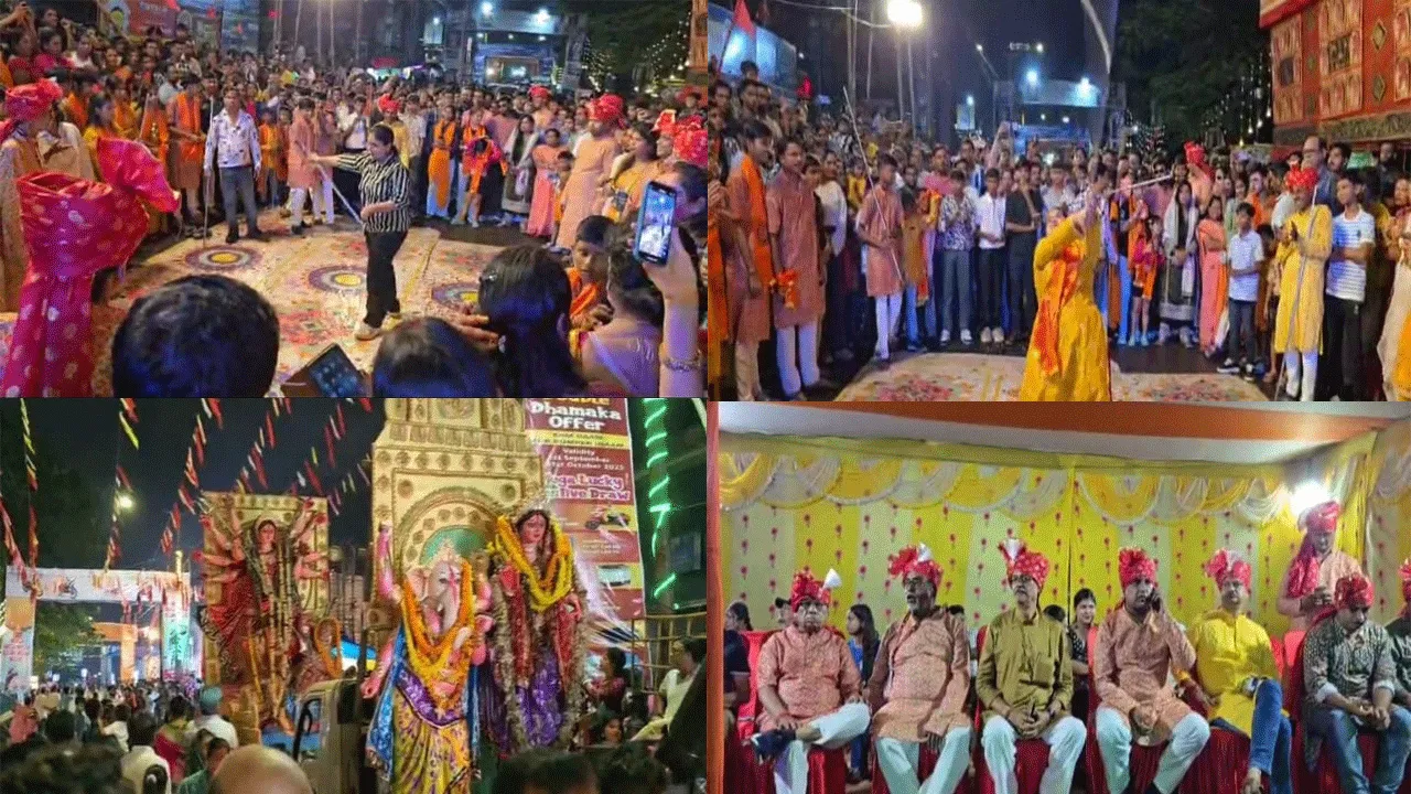 ঐতিহ্যবাহী শোভাযাত্রায় আখড়ার মেয়েরাও মাতলো লাঠি খেলায়