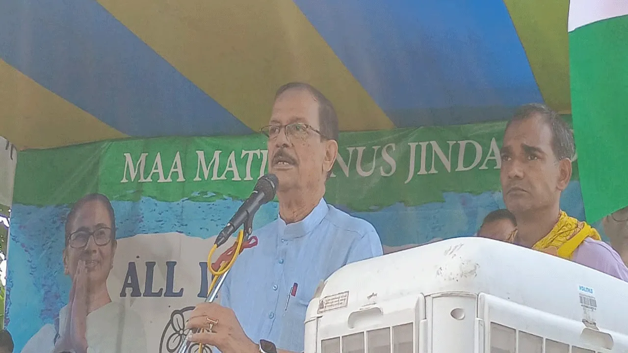 ডিভিসির জল ছাড়ার প্রতিবাদে মন্ত্রীর নেতৃত্বে তৃণমূলের অবস্থান বিক্ষোভ