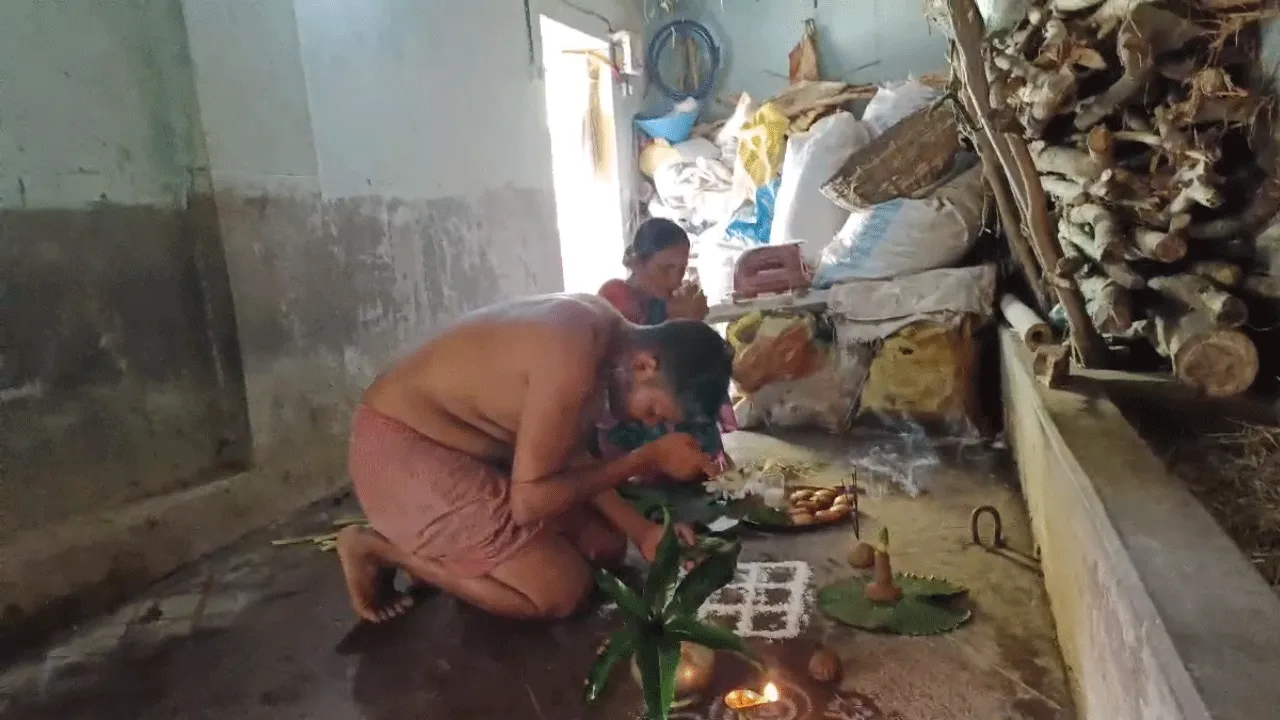 বাদনা পরবে মেতেছে আদিবাসী সম্প্রদায়ের মানুষ