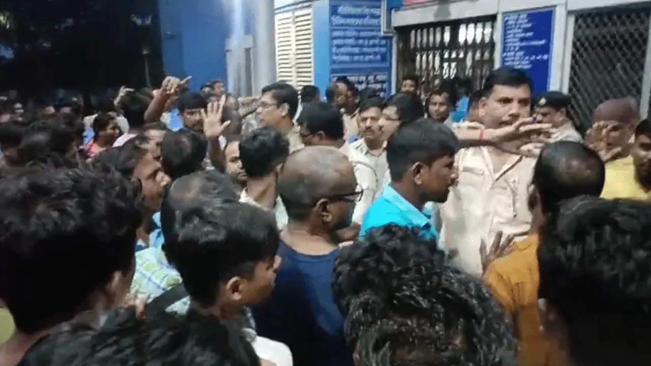 সাপে কামড়ানো কিশোরের চিকিৎসা করলোনা হাসপাতাল, মৃত্যু কিশোরের
