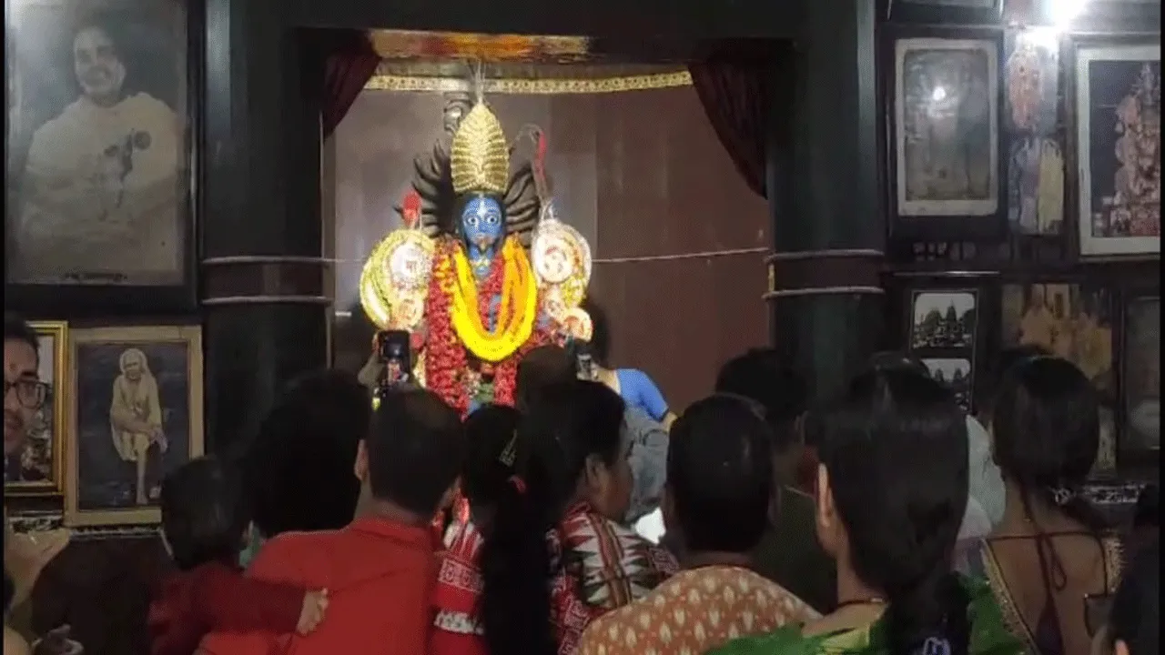 কালীপুজো উপলক্ষ্যে ভক্তদের ভিড় দুর্গাপুরের ভিড়িঙ্গী শ্মশান কালীবাড়িতে