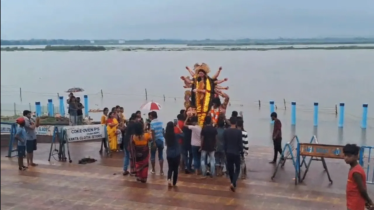 দামোদর ঘাটে প্রতিমা নিরঞ্জনের পালা