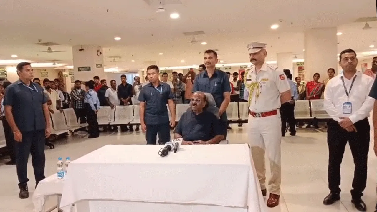 দুর্গাপুরে নির্যাতিতার সঙ্গে দেখা করলেন রাজ্যপাল