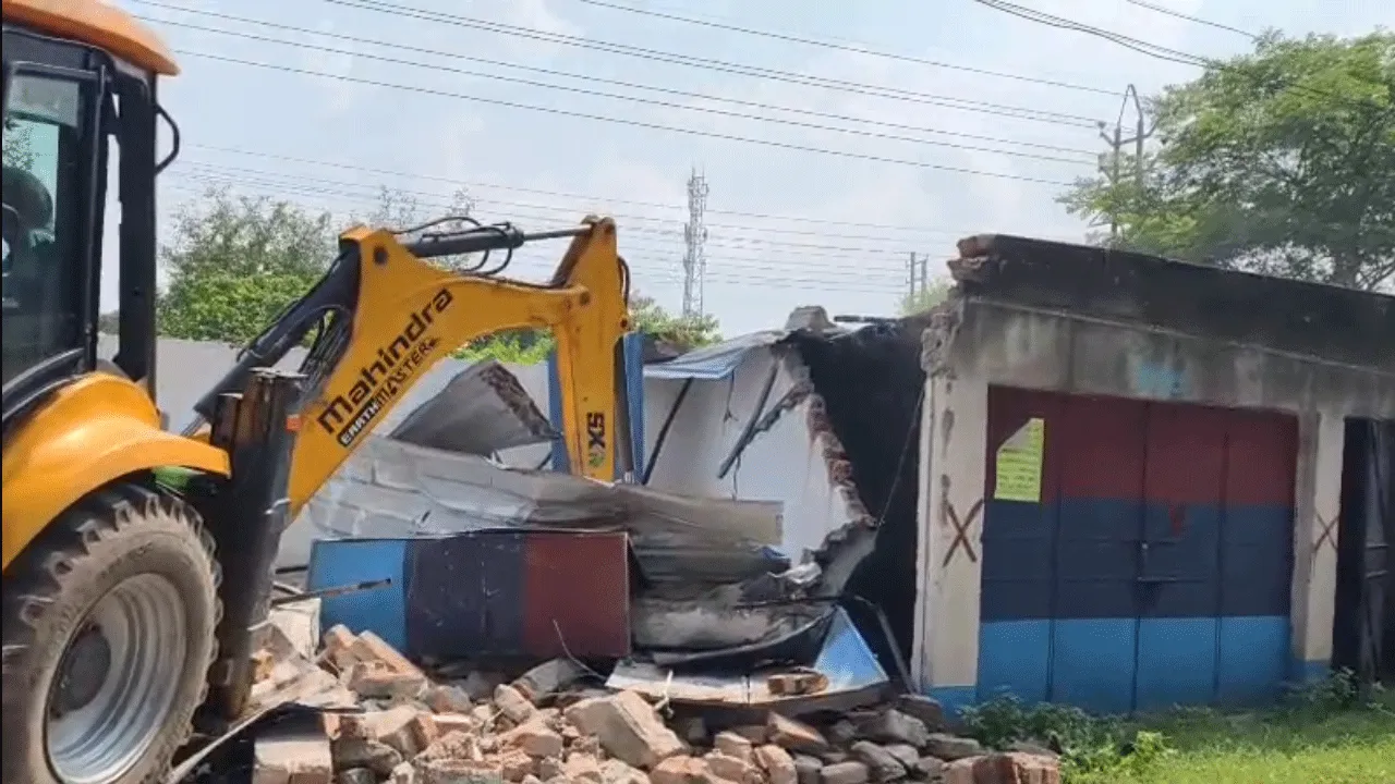 দুর্গাপুরে প্রাক্তন সেনাকর্মীদের আবাসে অবৈধ নির্মাণ ভাঙল নগর নিগম