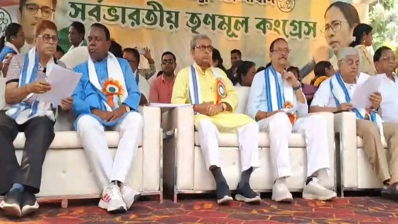 দামোদরের ড্রেজিং নিয়ে সরব হয়ে রাজ্যের তিন মন্ত্রীর একযোগে অবস্থান বিক্ষোভ