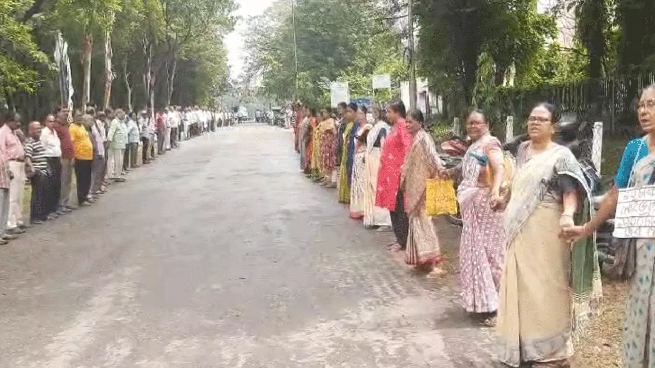 অবসরপ্রাপ্ত ইস্পাত কর্মীদের উচ্ছেদের নোটিশ, প্রতিবাদে মানববন্ধন
