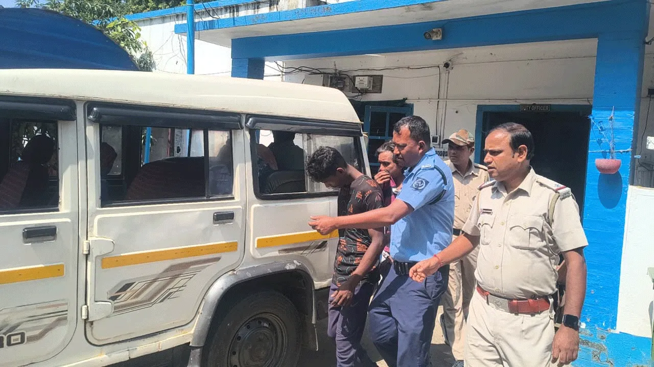 আগ্নেয়াস্ত্র সহ গ্রেফতার দুষ্কৃতীদল