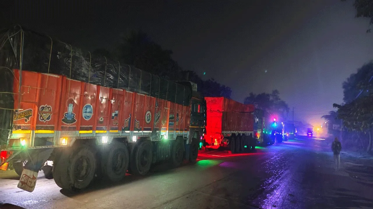অজয় থেকে বালি চুরি, আটক ৬টি ট্রাক, জরিমানা