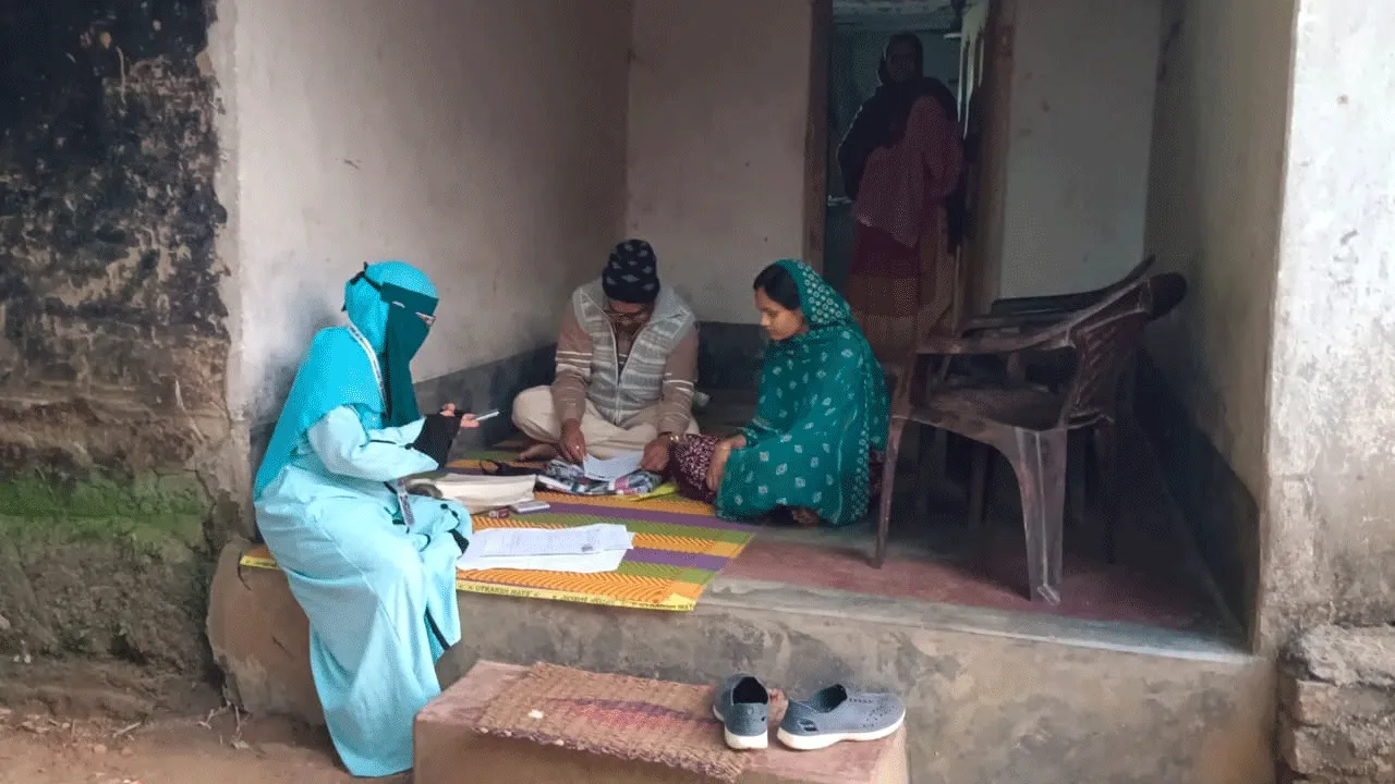এক পায়ে বাড়ি বাড়ি ঘুরে আসআইএর কাজ শেষ করলেন বিষ্ণুপুরের শোভানারা