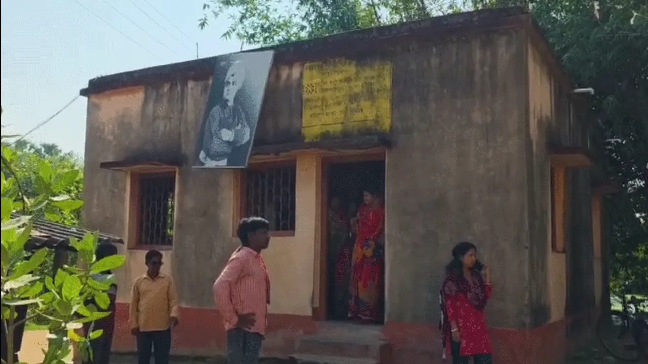 বন্ধ আইসিডিএস কেন্দ্রে খাবার বিতরণ, বঞ্চিত গর্ভবতী মহিলা ও শিশুরা