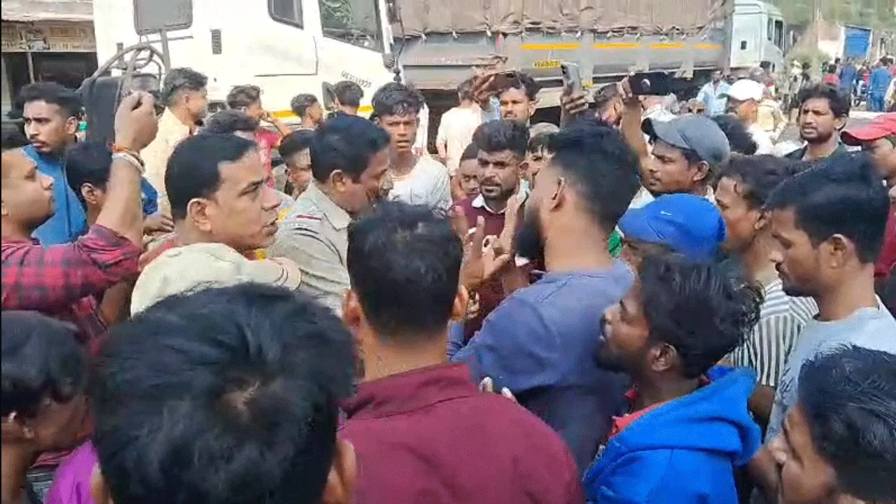 স্কুল ছাত্রীকে ধাক্কা বেপরোয়া ডাম্পারের, দুর্গাপুরে উত্তেজনা