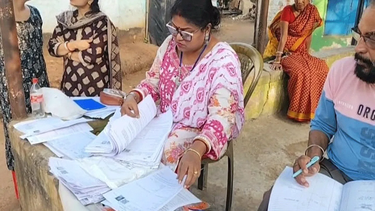 দুর্গাপুরে বাসস্ট্যান্ডে বসে এনুমেরেশন ফর্ম  বিলি বিএলওর