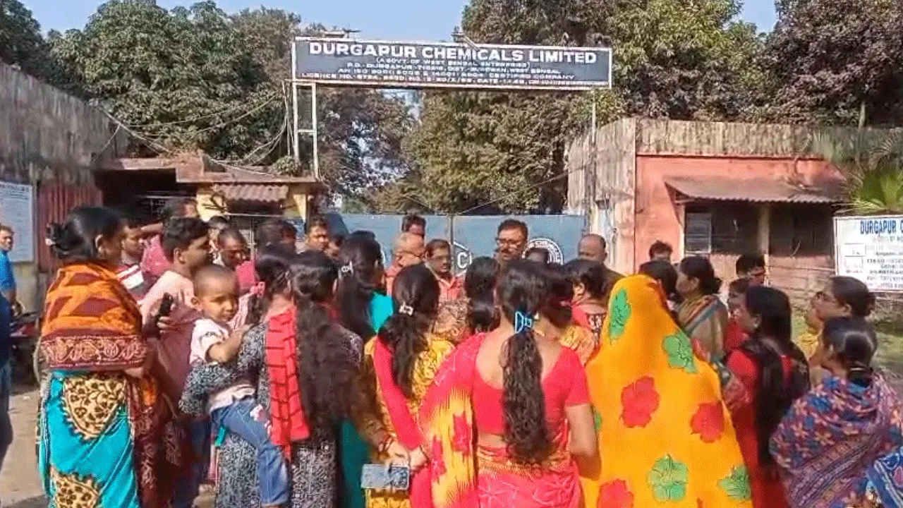 মিলছে না পানীয় জল, কারখানার গেটে বিক্ষোভ কর্মী পরিবারের মহিলাদের
