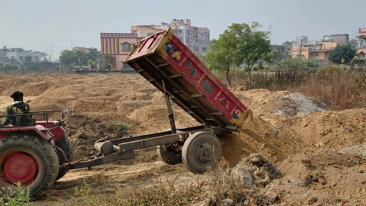 মাটি ভরাট করতে গিয়ে বেরিয়ে এলো মানুষের কাটা পা, চাঞ্চল্য