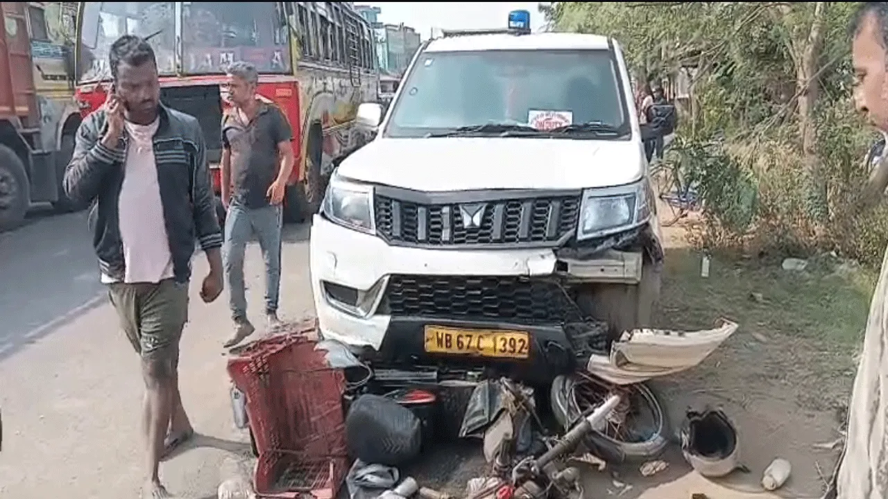 নীল বাতি লাগানো গাড়ির ধাক্কা দুধ ব্যবস্য়ীকে