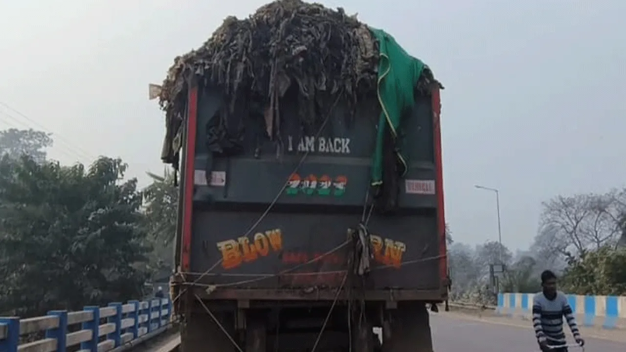 রাস্তায় ময়লা ফেলায় দুর্গাপুরে আটক ডাম্পার, জরিমানা পুলিশ ও নগরনিগমের