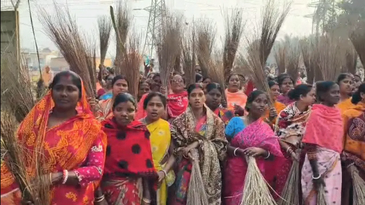 ডিভিসি’র বস্তি উচ্ছেদ অভিযান,ঝাঁটা হাতে প্রতিবাদ মহিলাদের