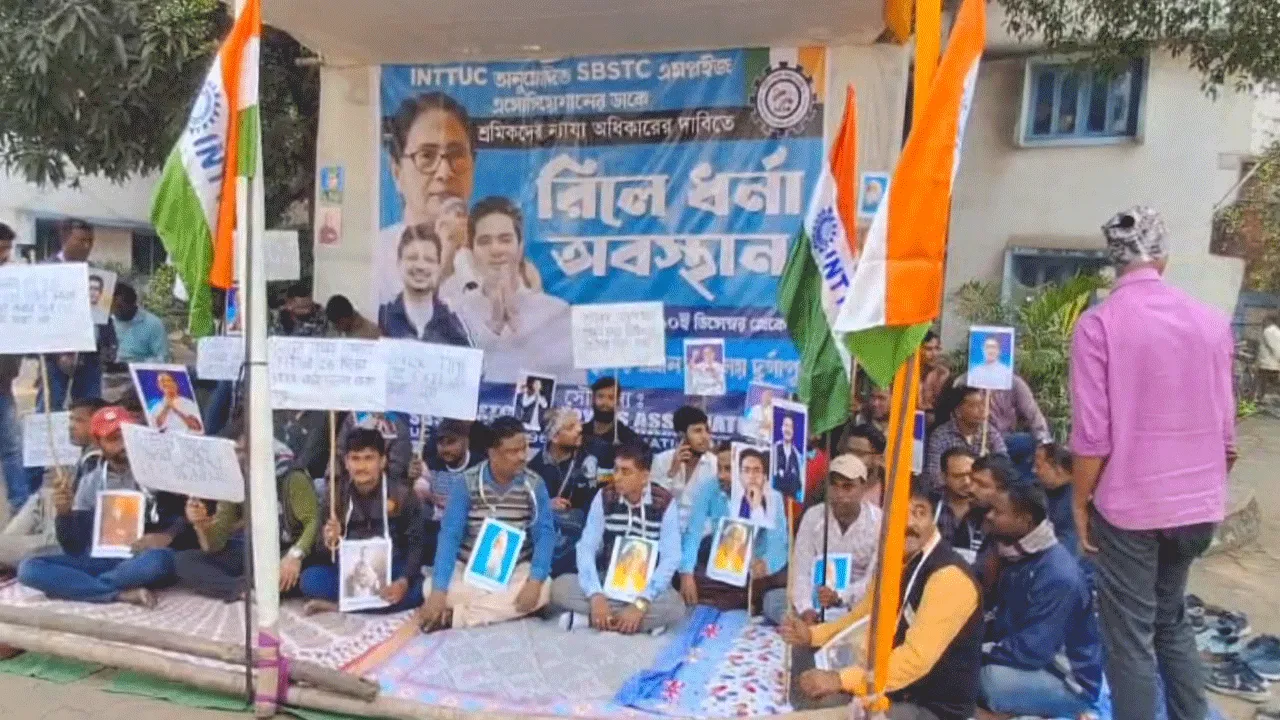 বেতন বৃদ্ধি সহ একাধিক দাবিতে দুর্গাপুরের এসবিএসটিসি কার্যালয়ে রিলে অবস্থান