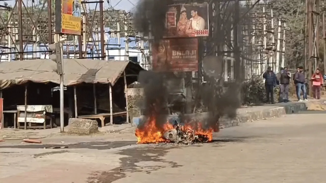 হঠাৎ জ্বলে উঠল সিগনালে দাঁড়িয়ে থাকা বাইক, এলাকায় আতঙ্ক