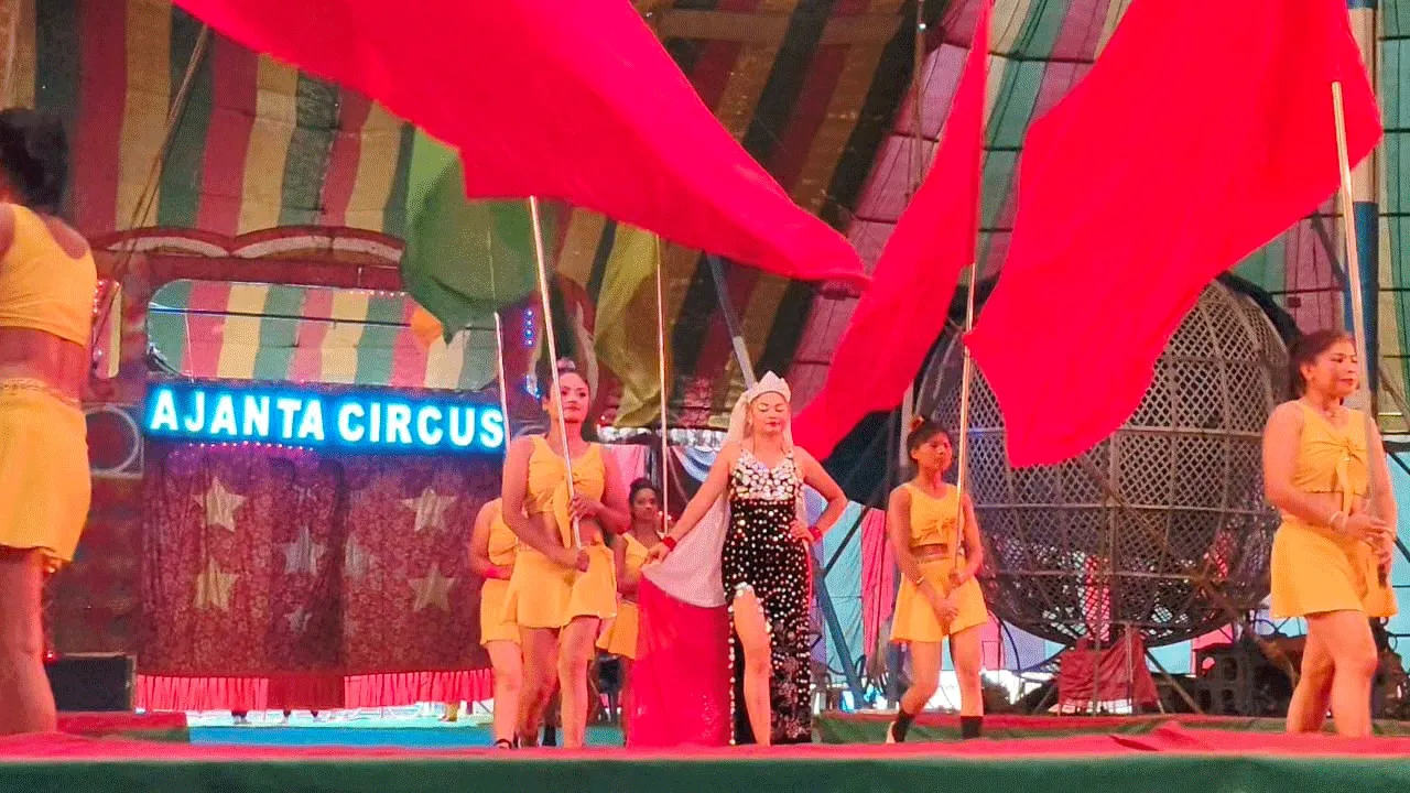 শৈশবের স্মৃতি উসকে দিয়ে শহরে হাজির সার্কাস