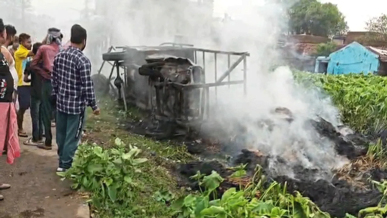 রাস্তায় বিদ্যুৎবাহী তারের সাথে সংস্পর্শে পুড়ে ছাই খড় বোঝাই পিকআপ ভ্যান
