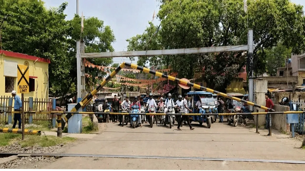 গাড়ির ধাক্কায় ভাঙল রেলগেট, যানজটে নাকাল সাধারণ মানুষ